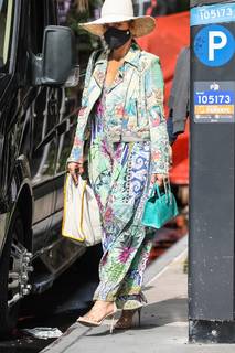 Jennifer Lopez feet photo thumbnail