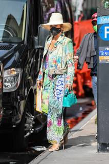 Jennifer Lopez feet photo thumbnail