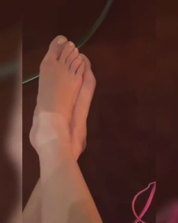 Jennifer Lopez feet photo thumbnail