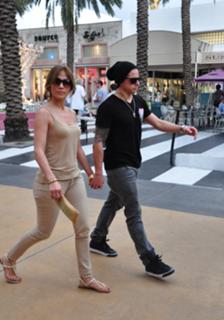 Jennifer Lopez feet photo thumbnail