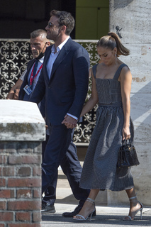 Jennifer Lopez feet photo thumbnail