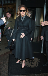 Jennifer Lopez feet photo thumbnail