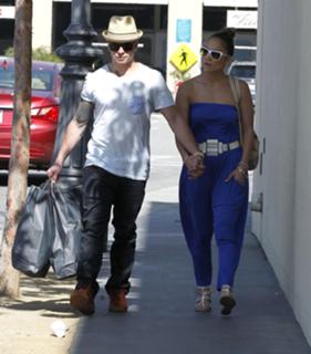 Jennifer Lopez feet photo thumbnail