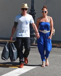 Jennifer Lopez feet photo thumbnail