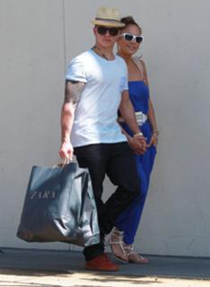 Jennifer Lopez feet photo thumbnail