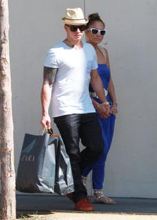 Jennifer Lopez feet photo thumbnail