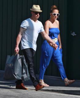 Jennifer Lopez feet photo thumbnail