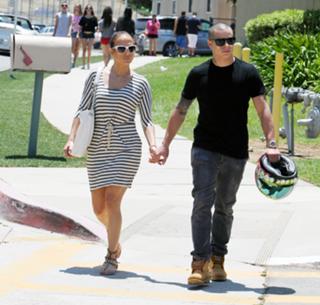 Jennifer Lopez feet photo thumbnail