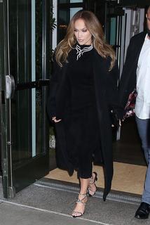 Jennifer Lopez feet photo thumbnail
