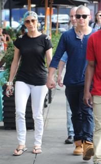 Jennifer Lopez feet photo thumbnail