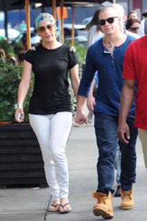 Jennifer Lopez feet photo thumbnail