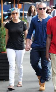 Jennifer Lopez feet photo thumbnail