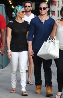 Jennifer Lopez feet photo thumbnail