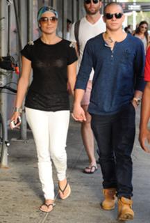 Jennifer Lopez feet photo thumbnail