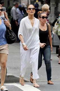 Jennifer Lopez feet photo thumbnail