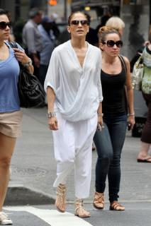 Jennifer Lopez feet photo thumbnail