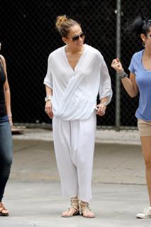 Jennifer Lopez feet photo thumbnail