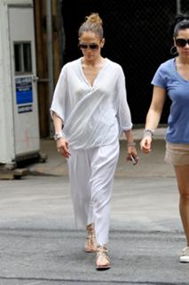 Jennifer Lopez feet photo thumbnail