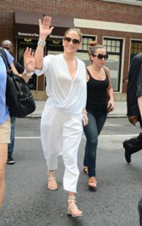 Jennifer Lopez feet photo thumbnail