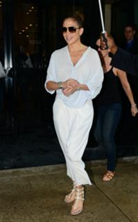 Jennifer Lopez feet photo thumbnail