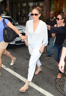 Jennifer Lopez feet photo thumbnail