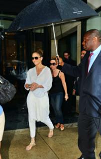 Jennifer Lopez feet photo thumbnail