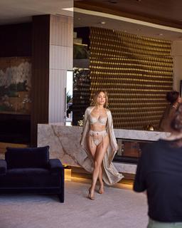 Jennifer Lopez feet photo thumbnail
