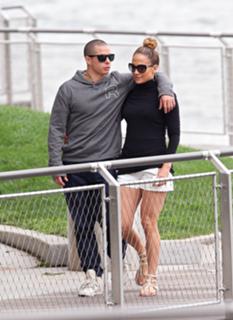 Jennifer Lopez feet photo thumbnail