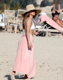Jennifer Lopez feet photo thumbnail