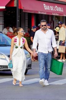 Jennifer Lopez feet photo thumbnail