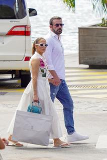 Jennifer Lopez feet photo thumbnail