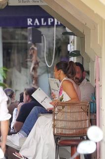 Jennifer Lopez feet photo thumbnail