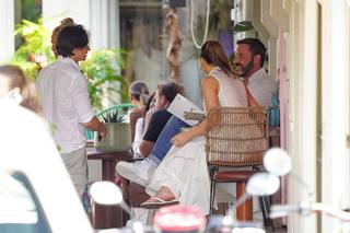 Jennifer Lopez feet photo thumbnail
