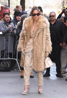 Jennifer Lopez feet photo thumbnail