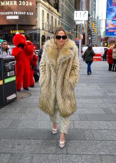 Jennifer Lopez feet photo thumbnail