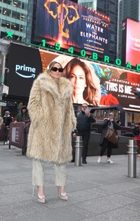 Jennifer Lopez feet photo thumbnail