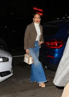Jennifer Lopez feet photo thumbnail