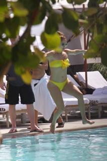 Jennifer Lopez feet photo thumbnail