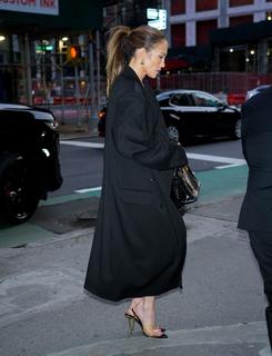 Jennifer Lopez feet photo thumbnail
