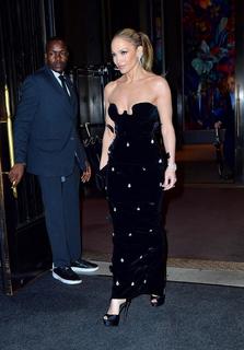 Jennifer Lopez feet photo thumbnail