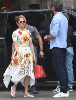 Jennifer Lopez feet photo thumbnail