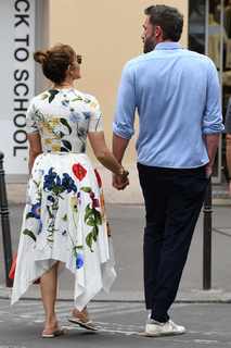 Jennifer Lopez feet photo thumbnail