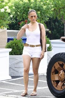 Jennifer Lopez feet photo thumbnail