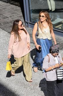 Jennifer Lopez feet photo thumbnail