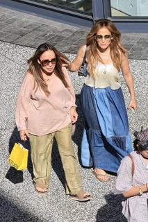 Jennifer Lopez feet photo thumbnail