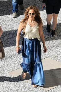 Jennifer Lopez feet photo thumbnail