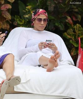 Jennifer Lopez feet photo thumbnail