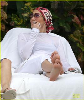 Jennifer Lopez feet photo thumbnail