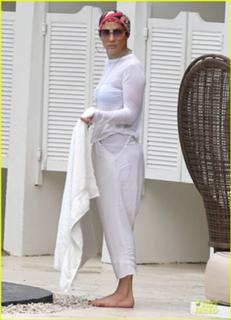 Jennifer Lopez feet photo thumbnail