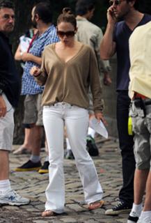 Jennifer Lopez feet photo thumbnail